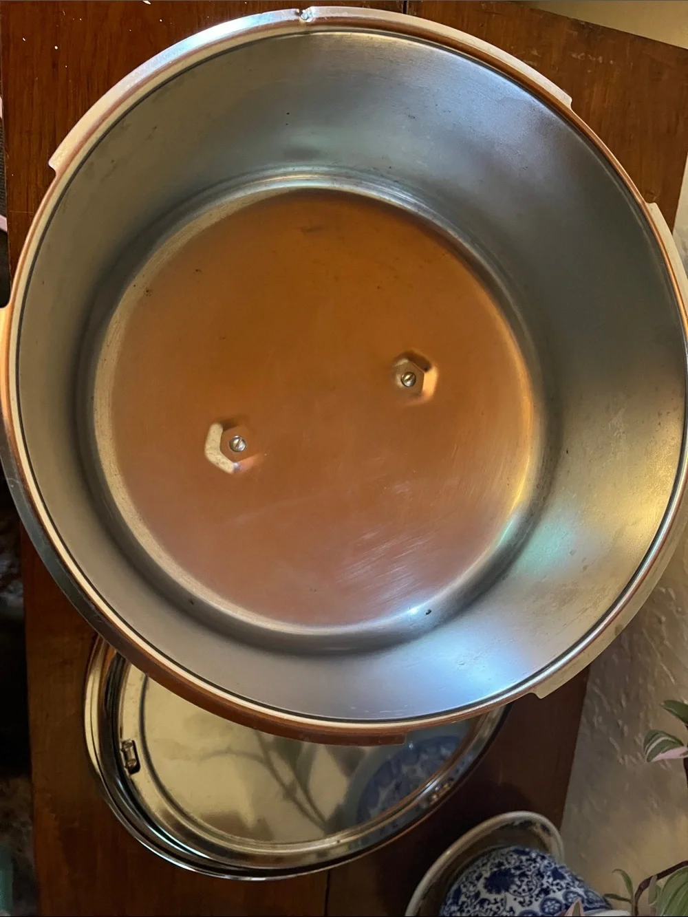 Circa 1960s Locking Chrome Metal Cake Saver